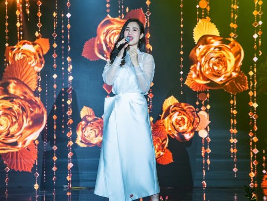 Singer Dong Nhi’s performance of "When I am a Mother".