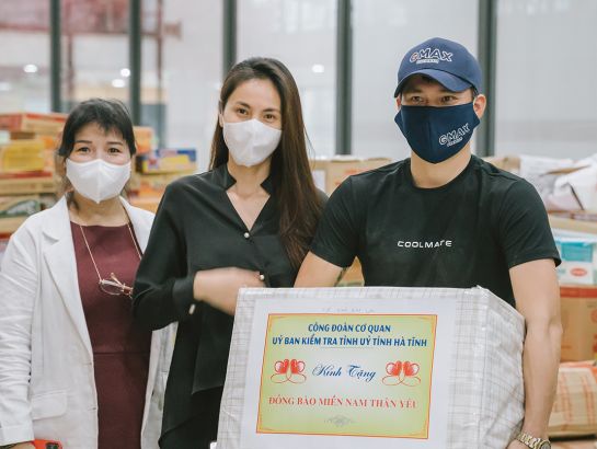 The Ho Chi Minh City Youth League and singer Thuy Tien together with her husband, former famous footballer Cong Vinh have received more than 100 tons of essential foods donated by the people of Ha Tinh province to city dwellers.