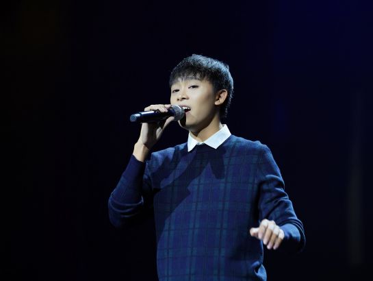 Ca sĩ Hồ Văn Cường - Học sinh Hệ thống NHG cũng góp mặt tại chương trình với ca khúc Người thầy