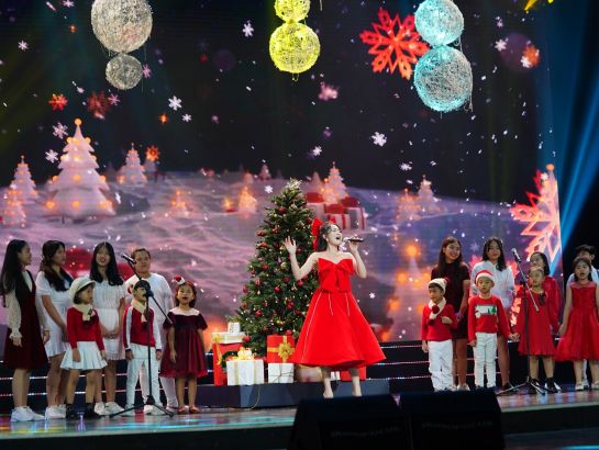 Sân khấu lung linh sắc màu của đêm nhạc “Quà tặng giáng sinh 2020 - Ánh sáng tình yêu”.
