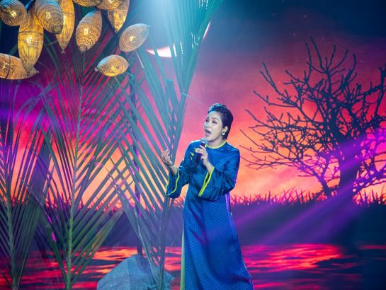 Diva My Linh performs wholeheartedly "Nguoi me O Ly” (The O Ly Mother) and "Me hien yeu dau” (Dear Mother).