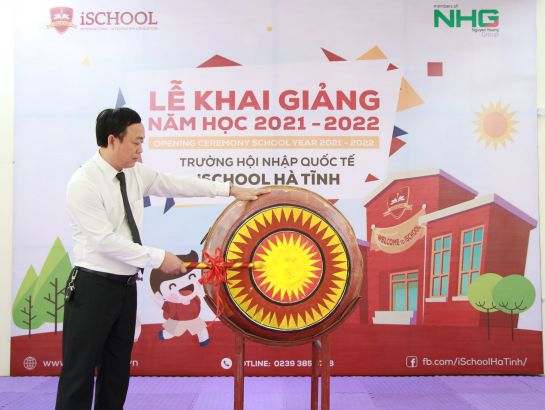 TS. Nguyễn Hoài Sanh - Hiệu trưởng iSchool Hà Tĩnh đánh trống khai trường năm học mới.
