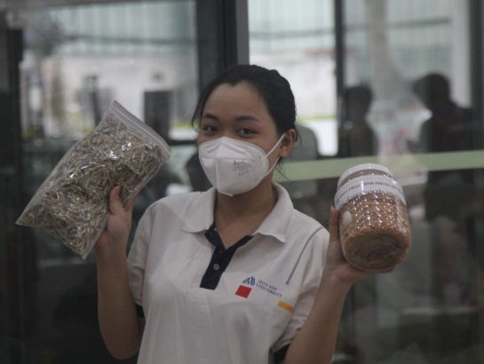 Hoa Sen University students prepare essential foods to send to those in need