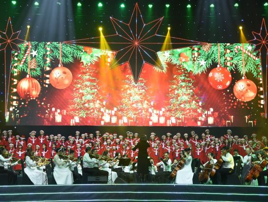 Sân khấu lung linh sắc màu của đêm nhạc “Quà tặng giáng sinh 2020 - Ánh sáng tình yêu”.