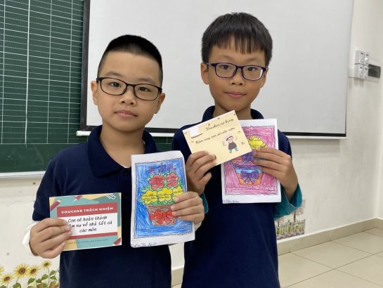 In addition to painting, UKA Ha Long students also display their talent in decorating cards with simple items such as paper, 
