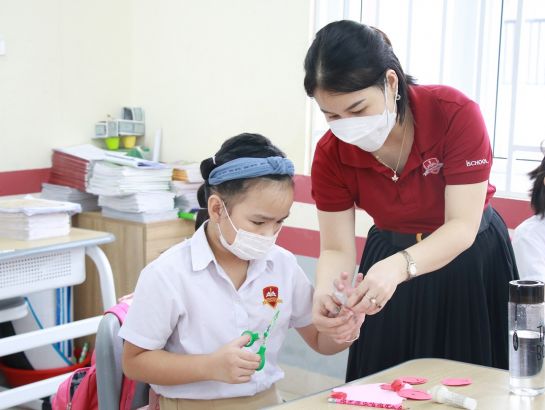Cô giáo đã hướng dẫn tỉ mỉ để các iSers Hà Tĩnh làm thiệp tặng mẹ.