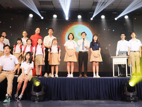 The stage is filled with school colors of the Teacher Award 2021.