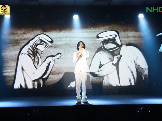 Singer Mon Hoang Anh - Student of HSU performed at the Teacher Award 2021 program.