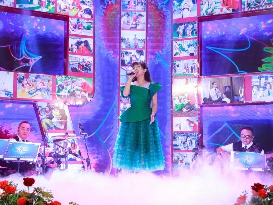 Singer Dieu Hien brings the audience back to school memories with the performance "Nhung nu cuoi tro lai".