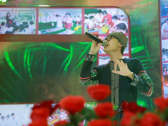 Minh Hieu - Student of HIU performs the song "Di hoc". 