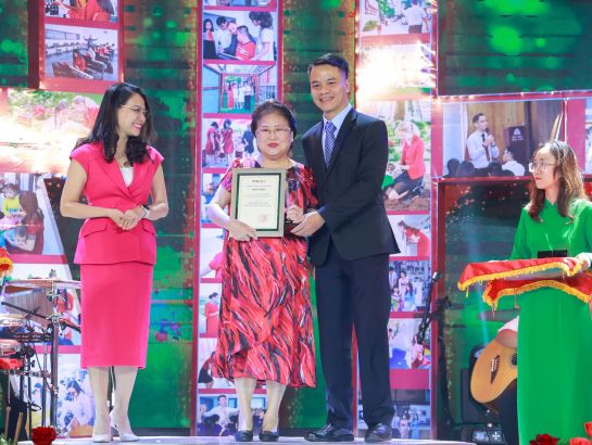 ThS.GVC. Nguyễn Thị Hương - Phó trưởng khoa phụ trách Khoa Phục hồi Chức năng nhận giải thưởng Cống hiến Tận tâm.