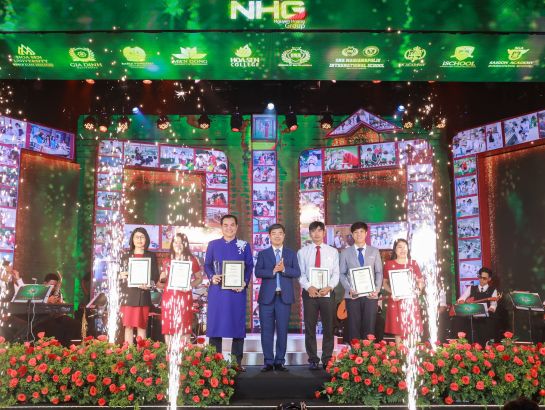 Six teachers win the Title of Outstanding Dedication Award. 