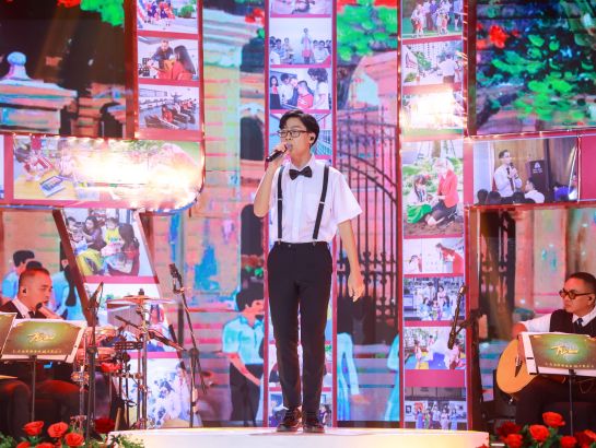 Tấn Bảo – Học sinh hệ thống UKA gợi lên hình ảnh về mái trường quen thuộc qua bài hát "Ngôi trường dấu yêu".