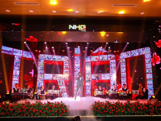 Singer Dang Nguyen touches the audience with the song "Mai khong quen"."