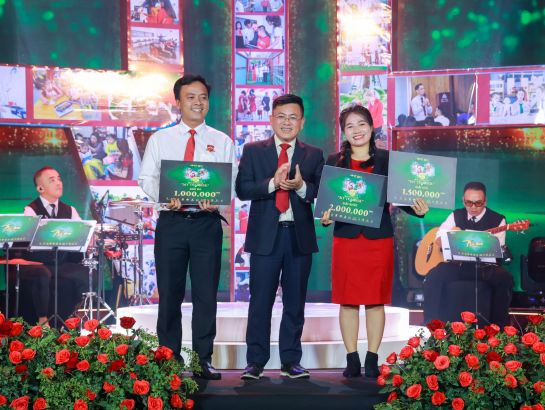 Mr. Nguyen Thanh Hung - Deputy Director of the Human Resources Department of NHG - awards to representatives of three finalists of TikTok contest "My Teacher". 
