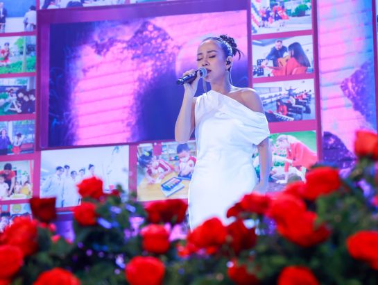 Singer Thao Trang - UKA's parent performs at the Teacher Award 2022 program. 