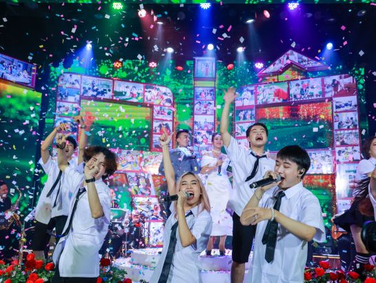 Singer Mon Hoang Anh, Hana Dieu Han, Hiuzik Band, and GDU students perform at the Teacher Award 2022 program.