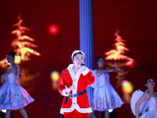 Mon Hoang Anh - Student of HSU performed at the music night 