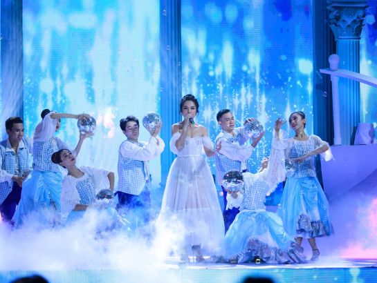 Singer Hien Thuc - Parent of HSU performed at music night