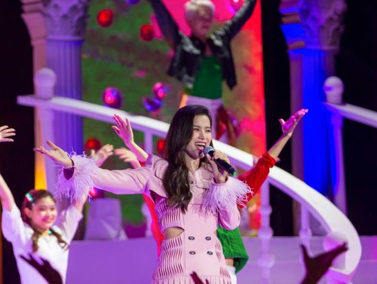 Singer Dong Nhi - Parent of SNA performed "Mary's boy child" song