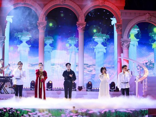 Students of NHG have a good combination in the song “Trao nhau nu cuoi” 