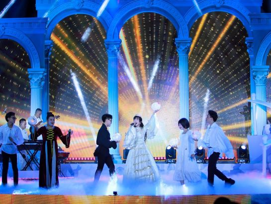 Singer Dieu Hien attracted the viewers with her sweet voice