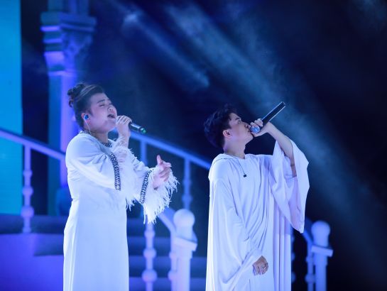 Kim Tuyến và Mon Hoàng Anh - Sinh viên hệ thống NHG song ca tiết mục "See you again" tại đêm nhạc.