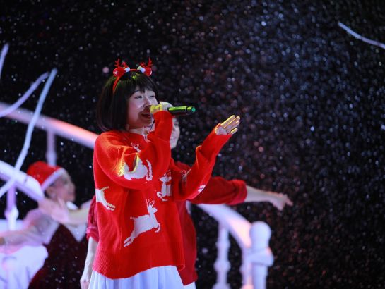 Hana Dieu Han's performance of "Happy Christmas"