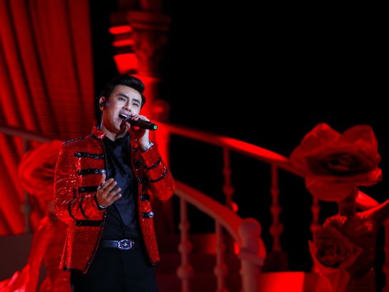 "Lonely Xmas" went through singer Ung Dai Ve's mellifluous voice. 