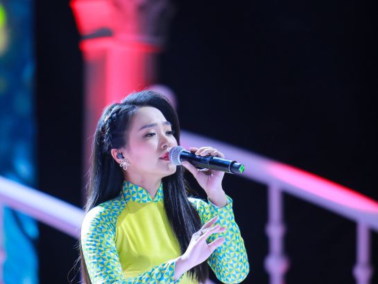 Singer Nhu Y performed at the music night