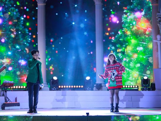 Tan Bao and Viet Thi - Student of NHG performed at the music night.