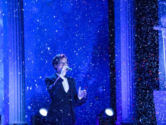 Minh Hieu - Student of HIU attracted the audience with the song "In Bethlehem"