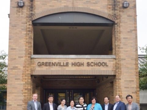 Bà Hoàng Nguyễn Thu Thảo, CEO của NHG, Ông Mark Ferrara, đại diện ĐH Greenville và Bà Cecillia H.Yauger. CEO của ASG ký kết biên bản ghi nhớ về việc hợp tác giữa NHG – Greenville – NSG, xác lập quan