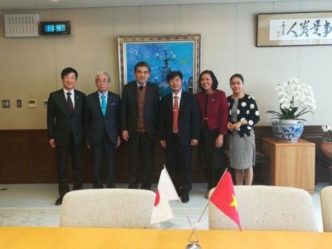 Lãnh đạo hai trường chụp hình lưu niệm