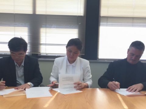 Mrs. Hoang Nguyen Thu Thao, CEO of NHG and Mr. Thomas B. Hasset, Vice President of Global Recruitment of Gannon Universtity, USA signed a cooperation contract to exchange instructors, students and curricula.