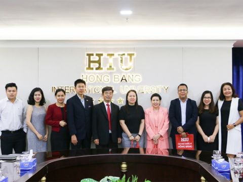 Bà Stefanie Leong và Ông Faizol Musa chụp ảnh kỷ niệm cùng đại diện NHG và HIU.