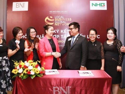 Ms. Hoang Nguyen Thu Thao, CEO of NHG and Mr. Nguyen Kien Tri, Vice President of BNI Vietnam constructing the signing ceremony between NHG-BNI.