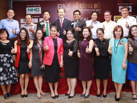 Bà Hoàng Nguyễn Thu Thảo, CEO của NHG, ông Hồ Quang Minh, chủ tịch BNI Việt Nam và các lãnh đạo vùng của BNI tại sự kiện ký kết NHG-BNI.