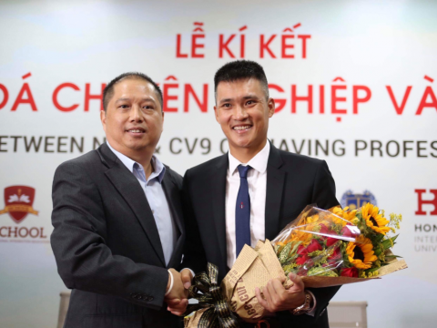 Tiến sĩ Nguyễn Khắc Huy, Phó tổng giám đốc thường trực NHG và Công Vinh tại buổi họp báo và ký kết hợp tác với NHG đưa bóng đá chuyên nghiệp vào học đường