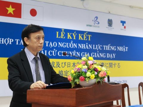 Professor Dr. Hoang Van Kiem speaking at the ceremony.