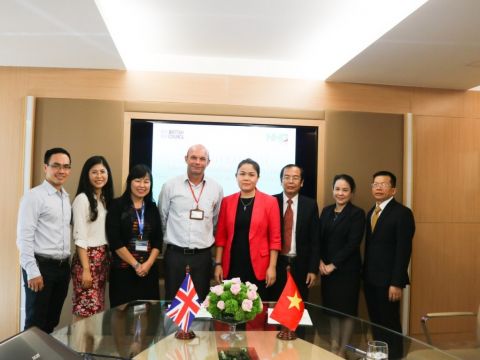Vào ngày 21/11/2016, NHG và Hội đồng Anh ký kết hợp tác về việc NHG trở thành tổ chức khảo thí IELTS của BC, bắt đầu quá trình đánh giá và nâng cao chất lượng giảng dạy Anh ngữ trên toàn hệ thống giáo dục.