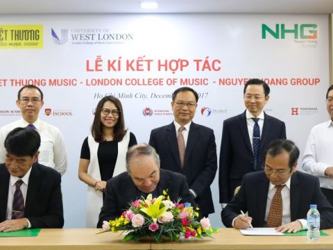 Đại diện NHG - LCM – Việt Thương Music ký kết triển khai chương trình đào tạo âm nhạc theo chuẩn quốc tế cho học sinh khối phổ thông của Tập đoàn giáo dục Nguyễn Hoàng vào ngày 9-12-2017.