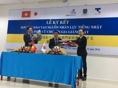 The 3-way cooperation signing ceremony between the Japan Foundation, Tokyo Gas and BVU on December 20th, 2016: “To develop a workforce fluent in Japanese and to send instructors to teach at BVU.