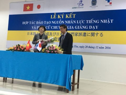 The 3-way cooperation signing ceremony between the Japan Foundation, Tokyo Gas and BVU on December 20th, 2016: “To develop a workforce fluent in Japanese and to send instructors to teach at BVU.