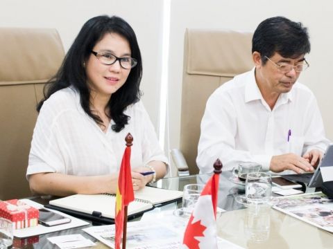 Ông Ziping Feng, Giám đốc Marketing của ĐH Thompson Rivers, Canada trao đổi với Ban Điều hành NHG, 10/10/2016.