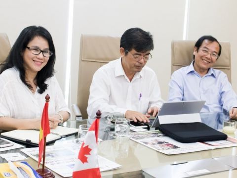 Ông Ziping Feng, Giám đốc Marketing của ĐH Thompson Rivers, Canada trao đổi với Ban Điều hành NHG, 10/10/2016.