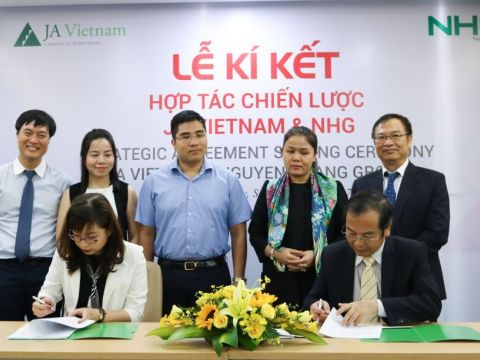 TS. Đỗ Mạnh Cường - Thường trực Hội đồng Giáo dục, Giám đốc Chuyên môn NHG và bà Đoàn Bích Ngọc - Phó Giám đốc điều hành JA Việt Nam tiến hành nghi thức ký kết với sự chứng kiến của lãnh đạo 2 bên.