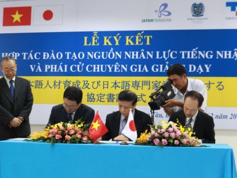 the signing ceremony of the agreement on training cooperation and the dispatch of Japanese teaching experts was celebrated between Ba Ria - Vung Tau University Japan Foundation for Cultural Exchange and Tokyo Gas Group.