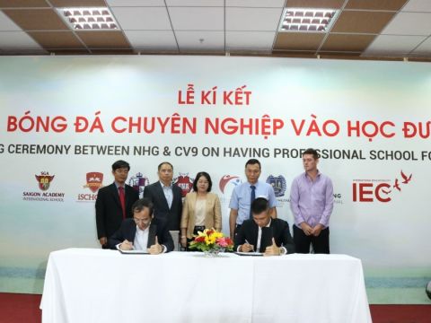 Mr. Le Cong Vinh and Dr. Do Manh Cuong, Permanent Member of Education Council of NHG, sign the agreement to implement the project “bring professional football to school” with the witness of the representatives of VFF and the Ministry of Education and Training, HCMC.
