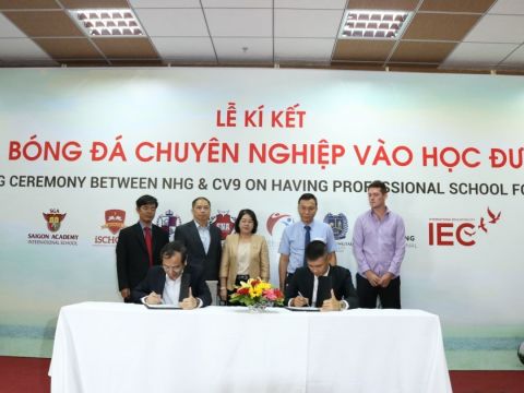 Cầu thủ Lê Công Vinh và Tiến sĩ Đỗ Mạnh Cường, Thường trực hội đồng giáo dục NHG ký kết hợp tác triển khai chương trình “đưa bóng đá chuyên nghiệp vào học đường” với sự chứng kiến của đại diện VFF và Sở Giáo dục & Đào tạo TP.HCM